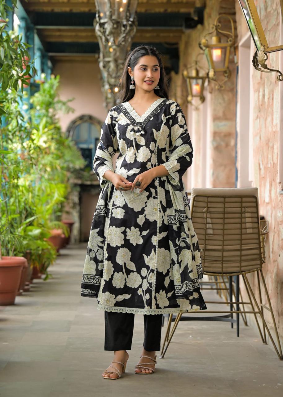 Woman Lace with beat work Printed   Floral kurta Pant  with Dupatta