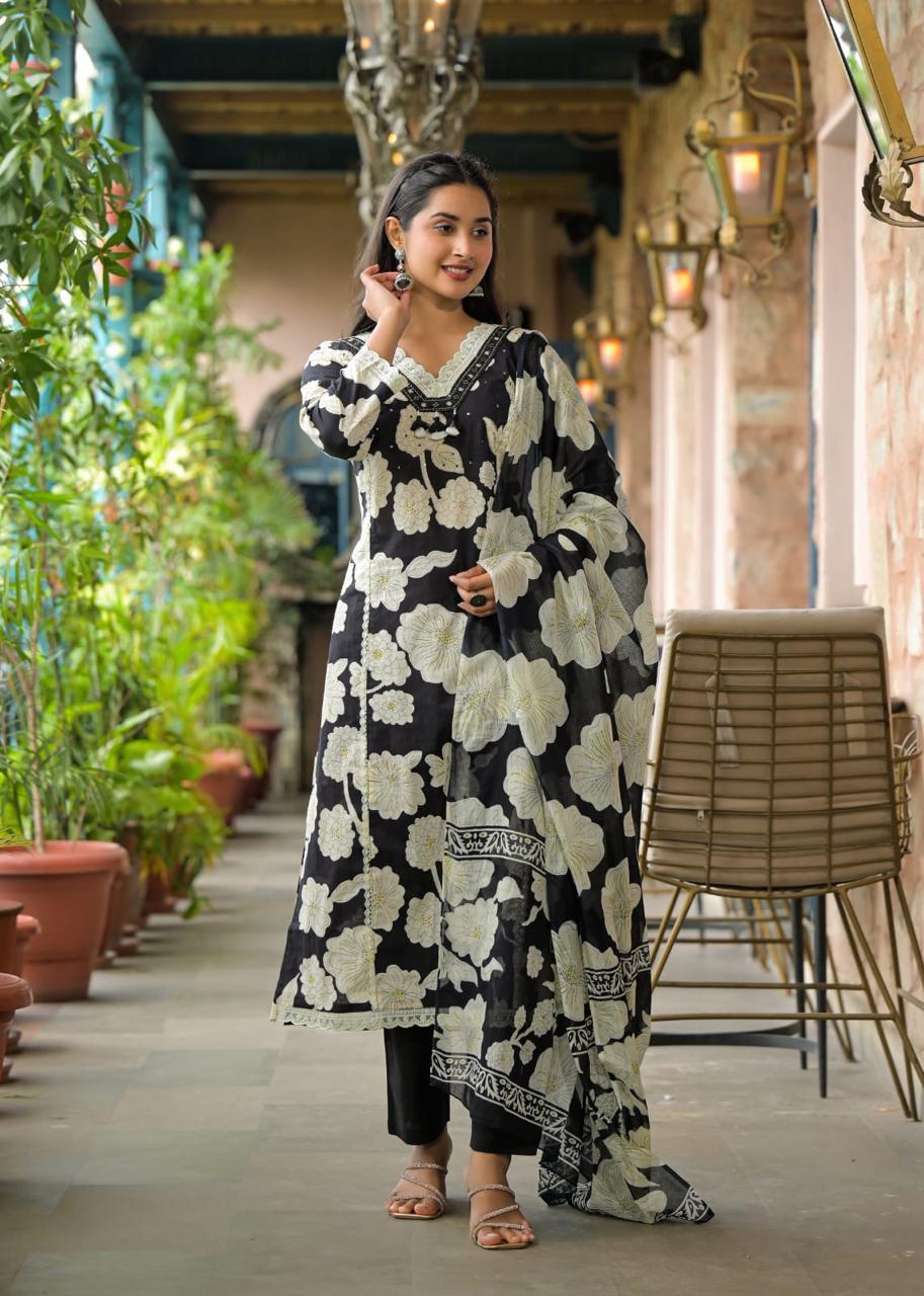 Woman Lace with beat work Printed   Floral kurta Pant  with Dupatta