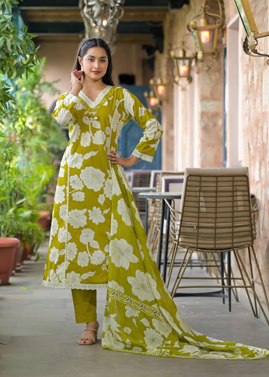 Woman Lace with beat work Printed   Floral kurta Pant  with Dupatta