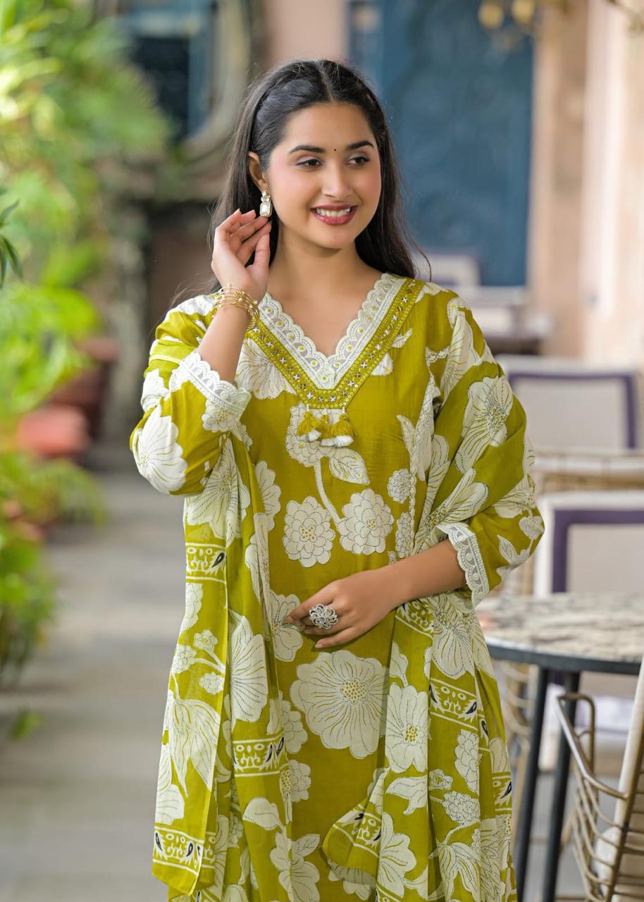 Woman Lace with beat work Printed   Floral kurta Pant  with Dupatta