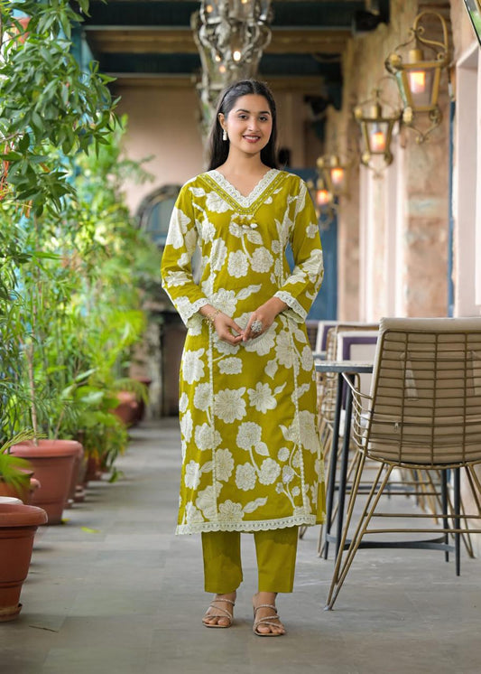 Woman Lace with beat work Printed   Floral kurta Pant  with Dupatta
